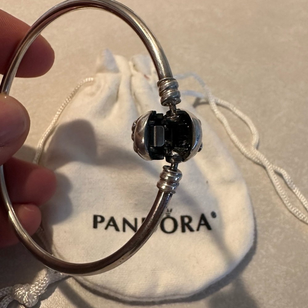 Pandora Moments Bow Clasp Bangle - Picture 2 of 3